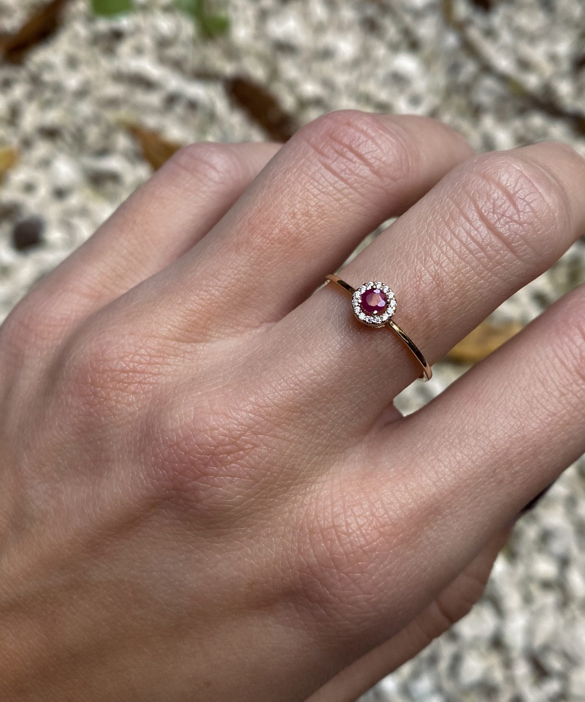 ANILLO ROUND RUBÍ Y DIAMANTES
