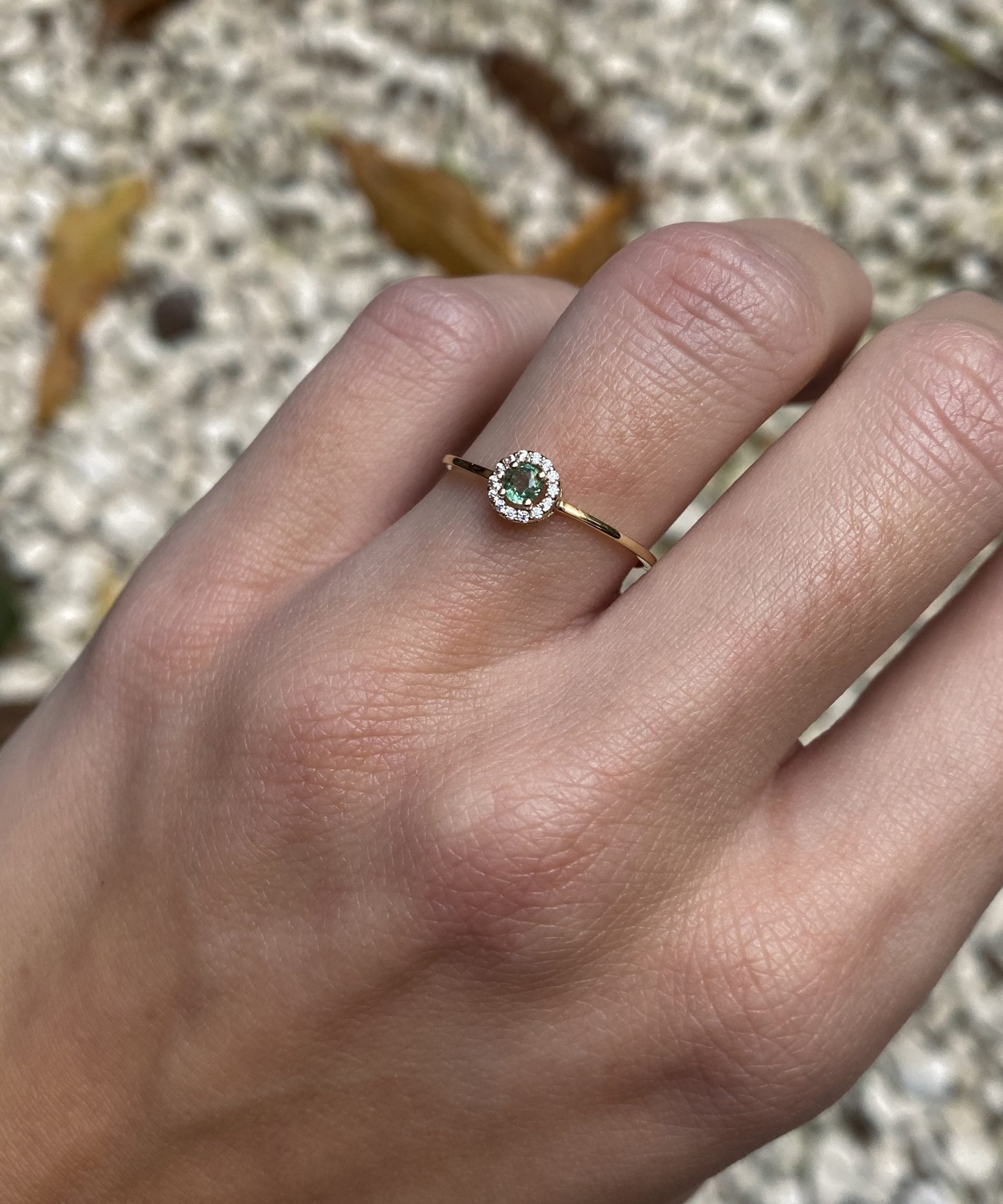 RING RUND SMARAGD UND DIAMANTEN