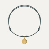 GRÜNES ARMBAND MIT ANFANGSBUCHSTABENPLÄTTCHEN