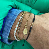 KREUZ-ARMBAND AUS FADEN