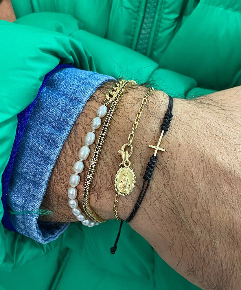 KREUZ-ARMBAND AUS FADEN