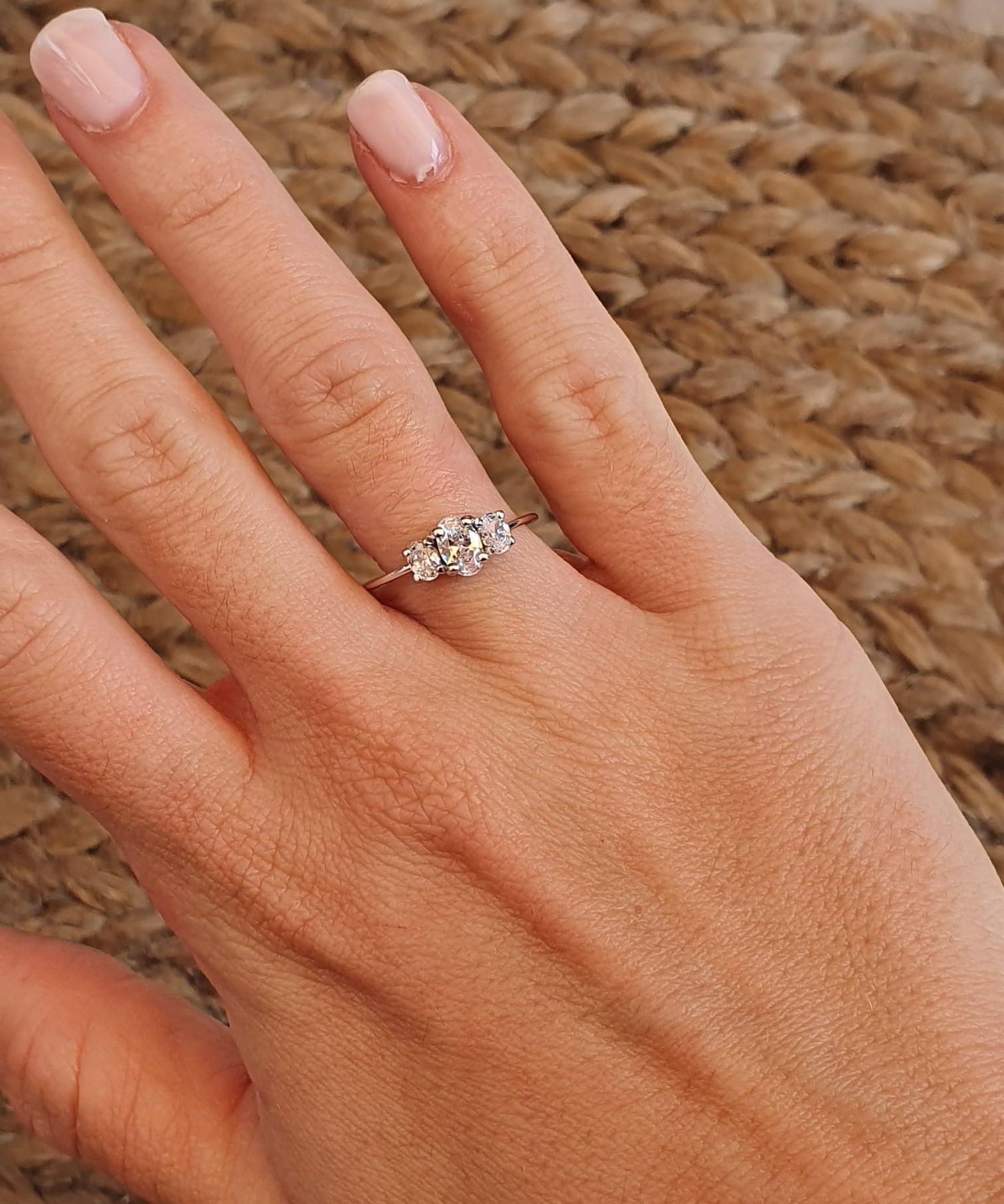 Ring Dreifach Oval Weißer Stein