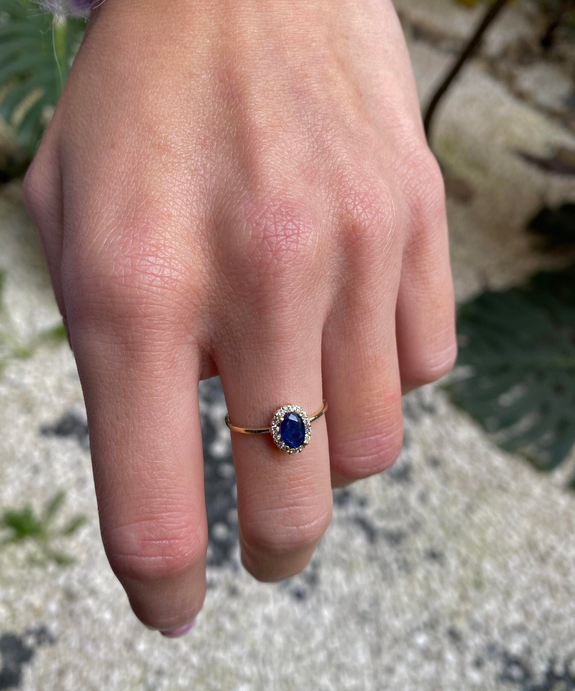 ROSETTENRING MIT SAPHIR UND DIAMANTEN